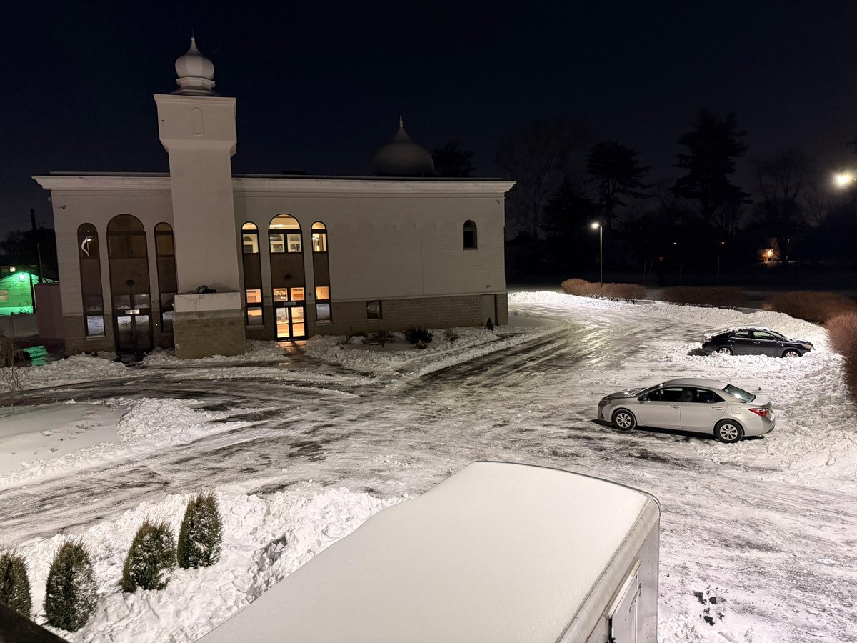 AsgharWaqas's tweet photo. @MKAwillingboro snow shoveling to get the mosque ready for prayer https://t.co/oYiNNavE9v