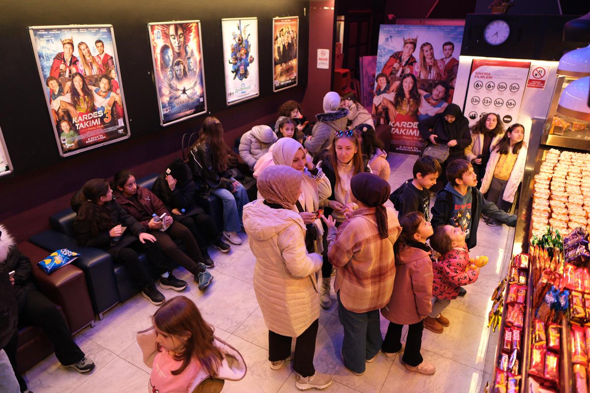 Rize Belediyesi Gençlik Merkezi ve Bilgi Evi (RİBEGEM) tarafından düzenlenen Yarıyıl Karne Etkinlikleri kapsamında öğrencilerimize yönelik ücretsiz sinema gösterimleri devam ediyor.

Öğrencilerimiz, karne tatilinde keyifli ve eğlenceli anlar yaşarken, kültürel ve sosyal