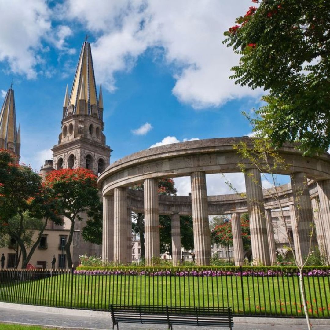 Estampas's tweet image. #Estampas | Hoy te brindamos un tour por Guadalajara, un encantador pueblo mexicano,  que cautiva a sus visitantes con su ambiente tranquilo y su arquitectura tradicional, que evocan una sensación de vida rural sencilla. #Turismo