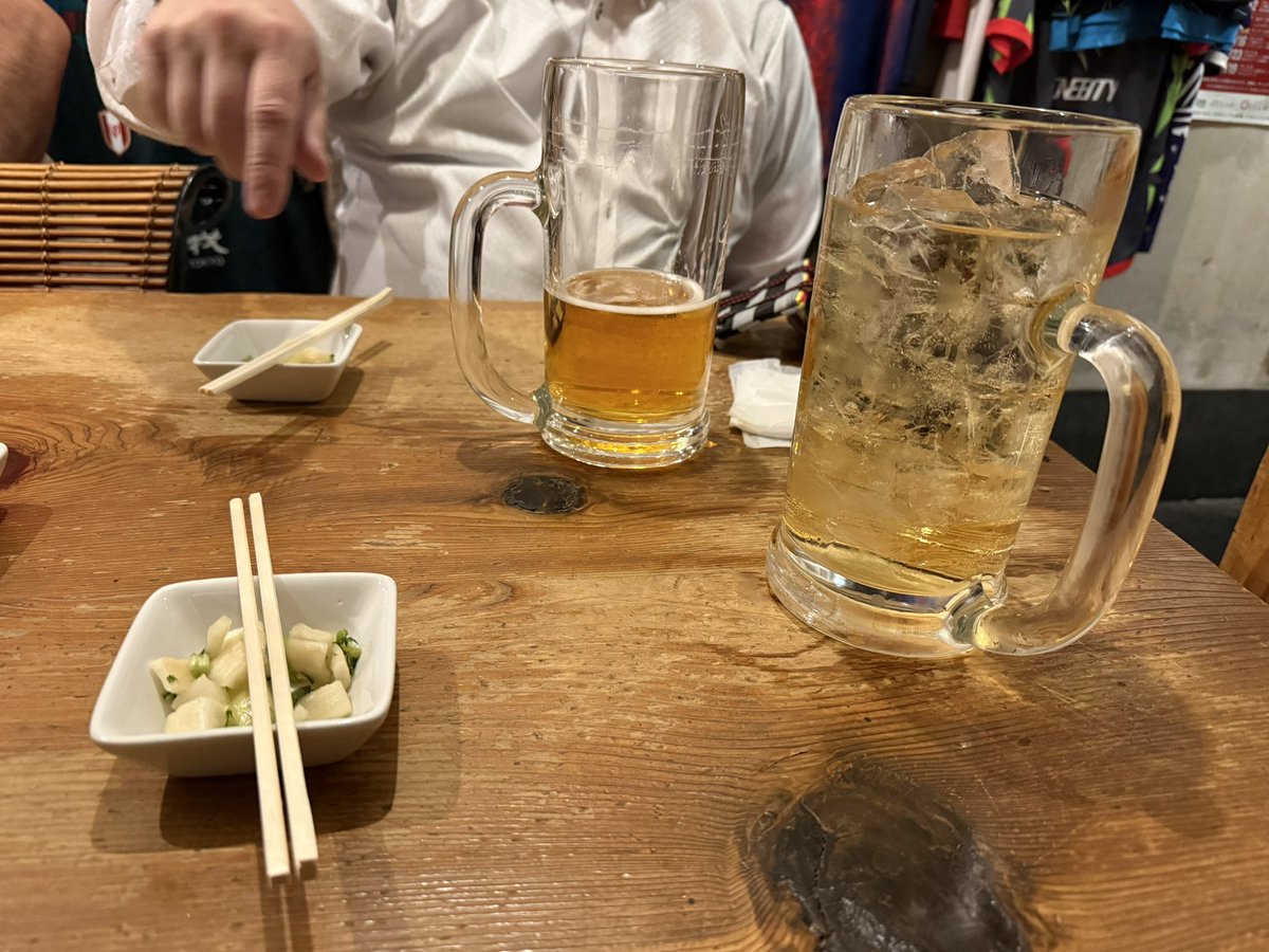 jubiman19's tweet photo. 今日は昨日に引き続きたまたま東京に出張で一緒になったた我がJBSP部長とまかさの酒盛り😍
調子乗りおぢは初っ端から濃い目のハイボール😍
酔ったよ😱😱😱😱😱😱
でも、楽しい🩷🩷🩷
仲間の大切さが解ります!!
感謝感謝🙏
#JBSP
#真我
#新中野
#フットゴルフ
#同志と飲むと楽しい https://t.co/4fekSRAVXP