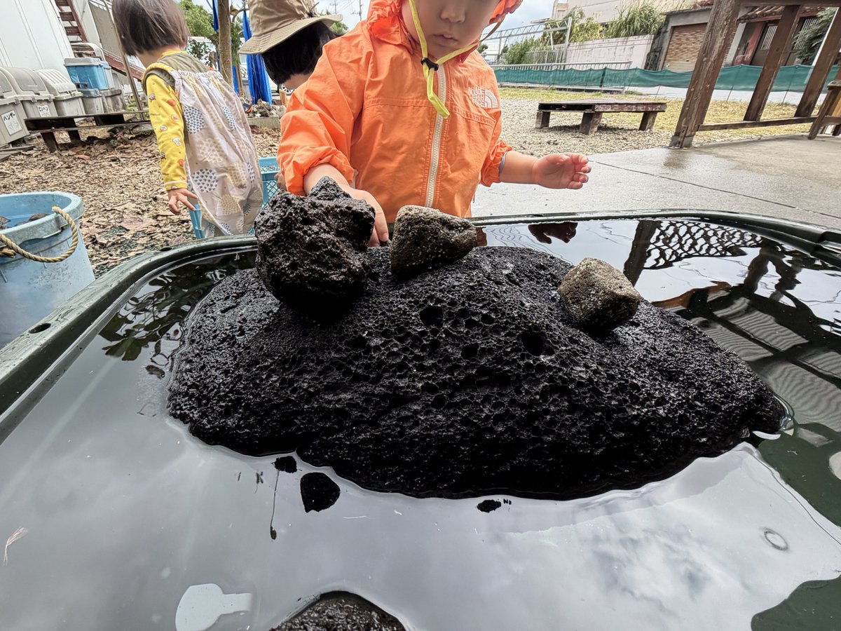 今日の青空ようちえんで、子ども達のお船になっていた42cmの軽石くん