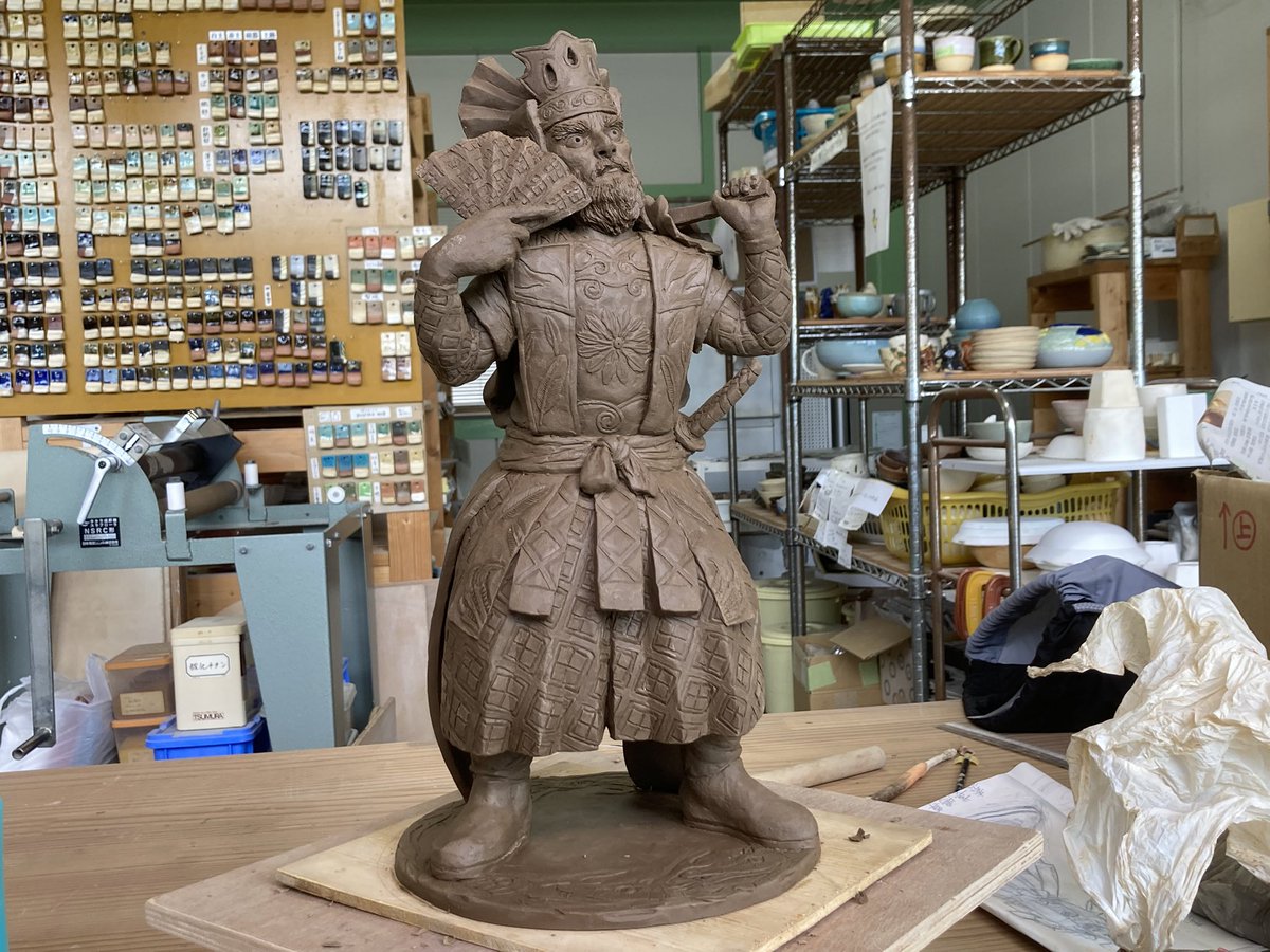陶芸教室へ。 「素戔嗚尊」両膝位置と足首から膝方向の向きが曖昧