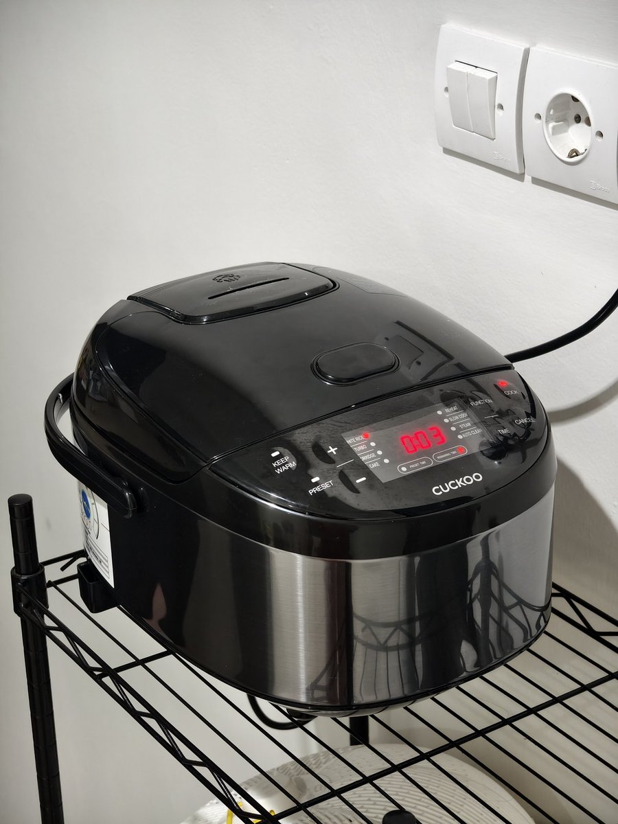 Awalnya nolak2 beli sumo kuning, SAMPE AKHIRNYA KTAGIHAN &amp; ga mau pindah ke lain beras lg 😅

Sumo kuning tuh PULENNYA PAS, cuci 1x aja cukup, dan ada jaminan ga berkutu, batu/gabah.

Masaknya pake ricecooker cuckoo tambah mantabb 🤤 plus LAUK MASAKAN ISTRI GWEJH YG NIKMAT 🤤🤤