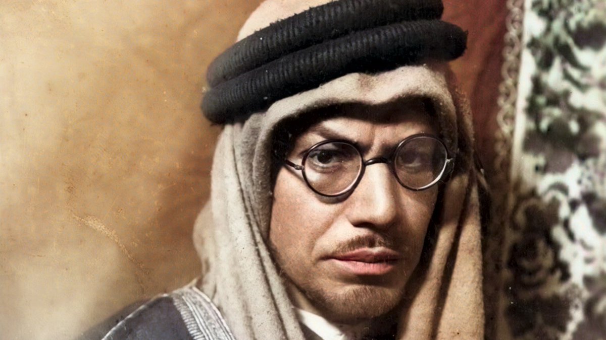 الرياض في عيون الرحالة:

ليوبولد فايس
Leopold Weiss
(محمد أسد)
١٣٤٩هـ / ١٩٣٠ م

تبدو مدينة الرياض من جهة الشمال كتلة سوداء من أشجار النخيل تظهر من بينها البيوت الطينية تعلوها أبراج القصر الملكي العالية ، ومن على سقف القصر يبرز برج رقيق يضيق عند قمته، ويبدو للرائي من مسافة بعيدة،