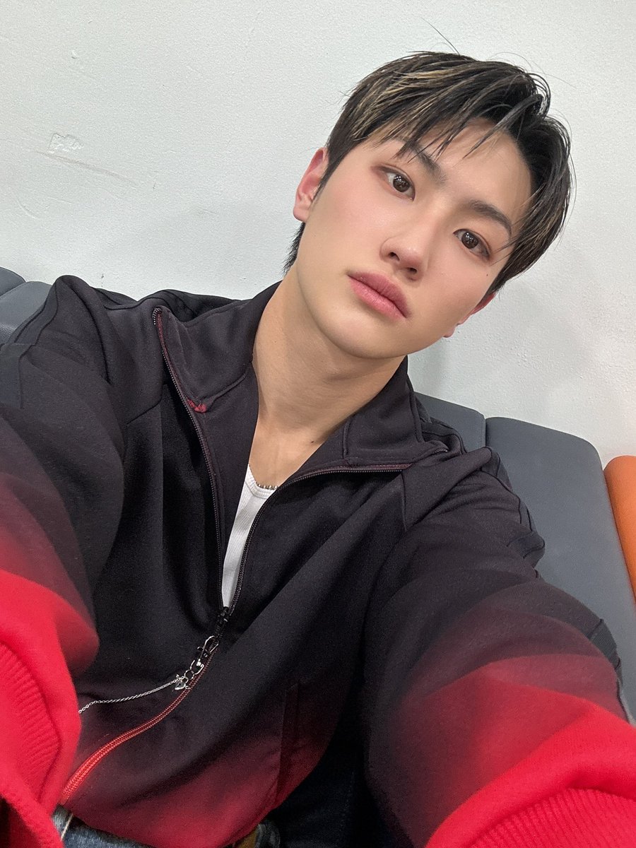TNX_twt's tweet photo. 쇼 챔피언에 TNX 나~ 왔엉 🫶 ️

#TNX 
#최태훈 #TAEHUN https://t.co/Wj0ys9Uavp