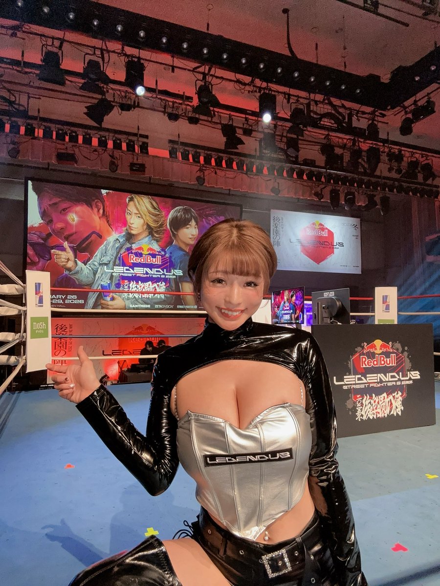 cjd_ena's tweet photo. Red Bull LEGENDUS
STREET FIGHTER 6 師弟杯

ひとり師弟杯ポーズで記念撮影🤭📸笑

今年もラウンドガールとして、
素敵な大会に参加させていただけて
本当に嬉しいです😆🎮

選手のみなさんの真剣な姿と、
積み重ねてきた時間の重みを
間近で感じることができました。

なによりも、本日ご来場くださった
会場のみなさまと、熱くて楽しい時間を
一緒に過ごせたことが幸せでした…🔥✨
暖かく迎えてくださり、ありがとうございます😭

明日もよろしくお願いいたします！
みなさんにお会いできるのを楽しみに、
明日もお待ちしております☺️✨

#ena #師弟杯 #RedBullLEGENDUS #LEGENDUS #StreetFighter6 #cjd_ena