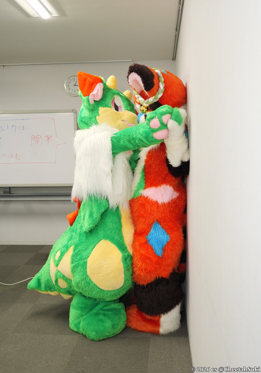 手が届かず壁ドンできないのかわいい
#夢もふ7 #FursuitsEveryday