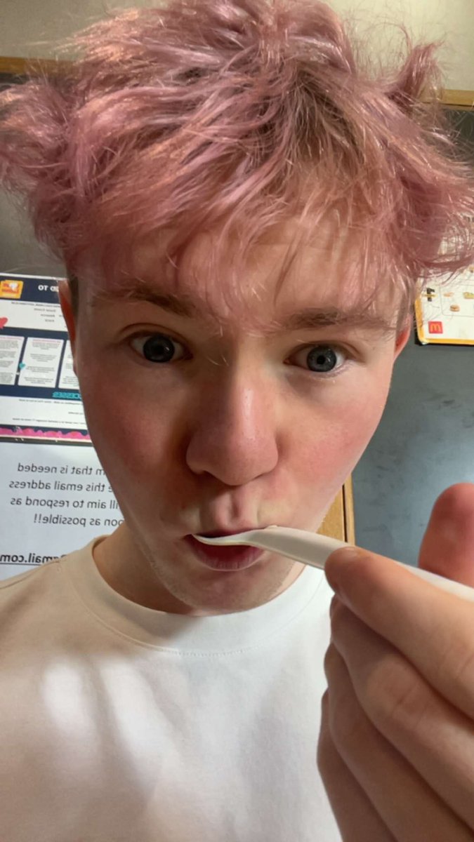 levitt_o_'s tweet photo. I’m sorry but can I have my pink hair back it looked so good https://t.co/3K4yU3Sd3I