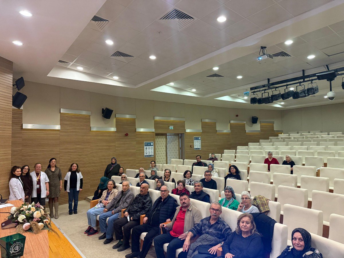 Sağlık Bakım Hizmetleri Müdürü'müz Emine Atalay'ın katılımıyla, Dahiliye Uzmanı Dr. Ayşe Ekdal Yay, Diyabet Eğitim Hemşiresi Ayşe Bekem, Diyetisyen Meliha Şener ve Uzm. Fizyoterapist Özlem Peksayılır eşliğinde 2026 yılının ilk Diyabet Okulu Eğitimi gerçekleştirilmiştir.