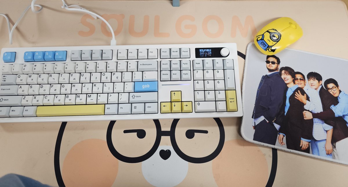 g5d_power's tweet photo. 드디어 실사시작!!!!!
키캡높이가 안맞지만 엔터정도는 큰불편함없음🤔
제일 맘에드는 부분은 LCD로 무한재생되는 지오디🫶
책상위 작은 지오디월드 완성!!🩵
#지오디 https://t.co/T6QEjvcA0I