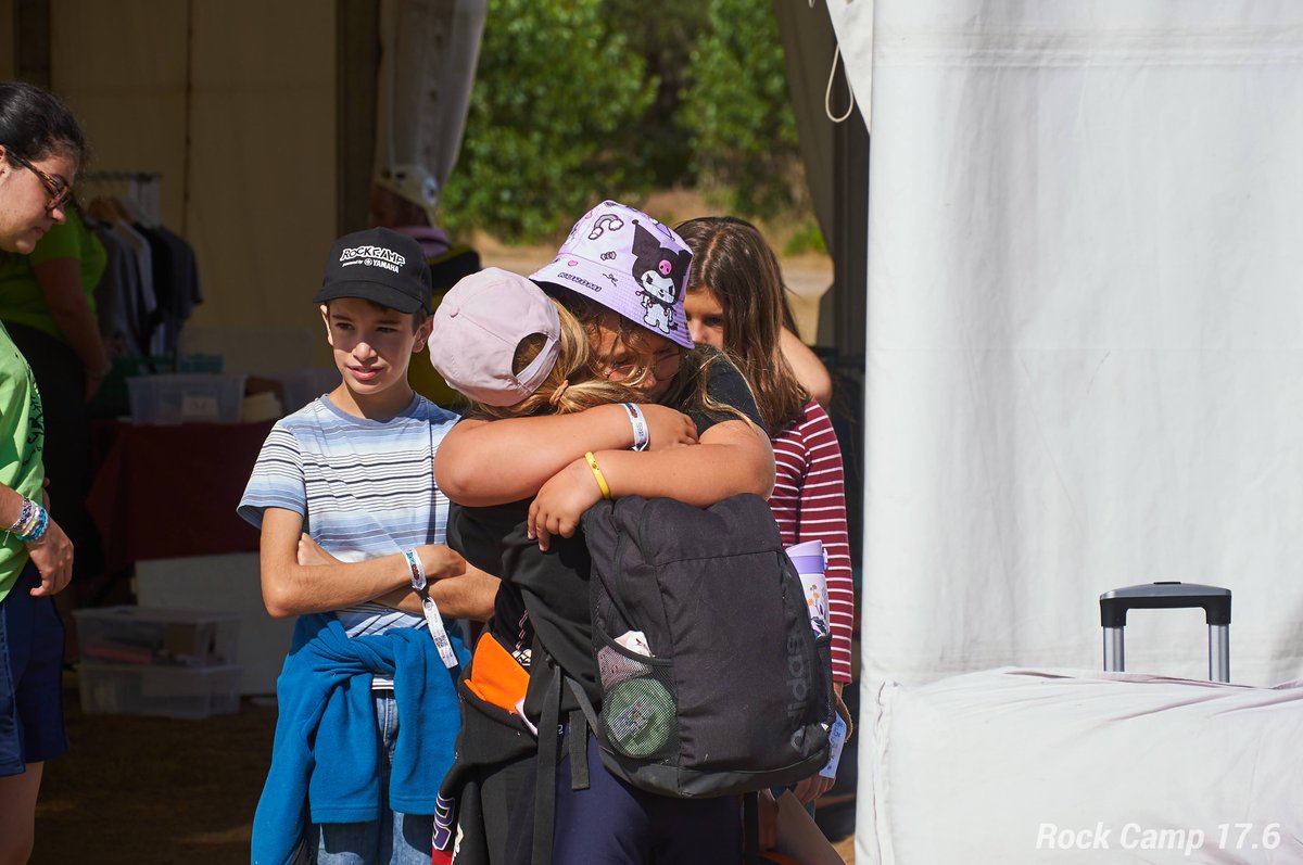En Rock Camp no haces "amigos de verano", encuentras vínculos de por vida con personas que te entienden sin decir una palabra. Da igual si es tu primer año: aquí encuentras a tu verdadera tribu.

Si buscas un verano que te cambie la forma de ver las cosas, esto es para ti. ⛺