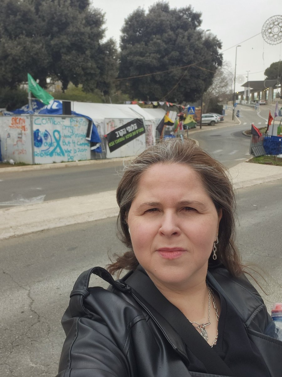 כשאני רואה את המילואימ'ניקים צורחים מדם ליבם בכניסה לכנסת אני מבינה למה אני מתנגדת לחוק הגיוס. 
החרדים צודקים.
מדינה ששולחת חיילים ואחר כך מפקירה אותם לגורלם מבלי לדאוג להם לרווחה הנפשית פיזית והמנטלית צריכה לחשוב טוב טוב על הקמה של צבא מקצועי.