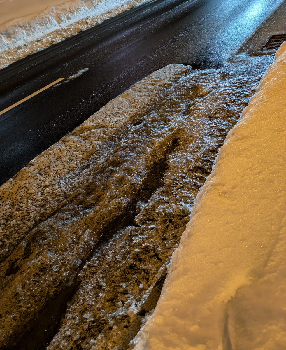 shyakasan1205's tweet photo. もし撒いた雪が溶け切らずに夜を迎えると、このように固い氷状になります。
そして夜に雪が降ったらアスファルト側は溶けても、雪が残った側は溶けずに積もり段差が大きくなります。誰かが事故ります。 https://t.co/8qwZx4qUgh