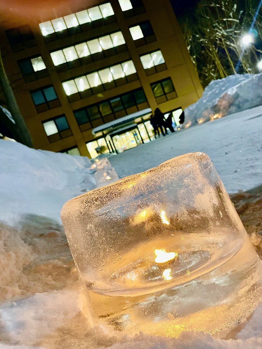 rakunogakuen's tweet photo. 1月28日（水）、本学美術部の学生たちが、キャンドルナイト2026 in酪農学園大学を開催しました。
このイベントは、講義もなくなって少し寂しいこの季節に、雪や氷を活かしたあたたかいイベントを！という趣旨で行われました。
風が強くてロウソクへの点灯に苦労した場所もありましたが、キャンパスがあたたかい光に包まれました。
#酪農学園大学 #美術部