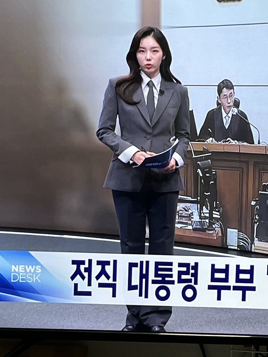 dontdoitjustdon's tweet image. 여태 정장 입은 여성 아나운서 나와도 안에는 블라우스거나 하이힐 같은 구두 신으시거나 했는데
방금 엠비씨 김초롱 아나운서
와이셔츠에 넥타이에 정장구두까지 완벽한 정장이셨어!!
최근 여성이 입은 정장이 많이 보여서 좋다