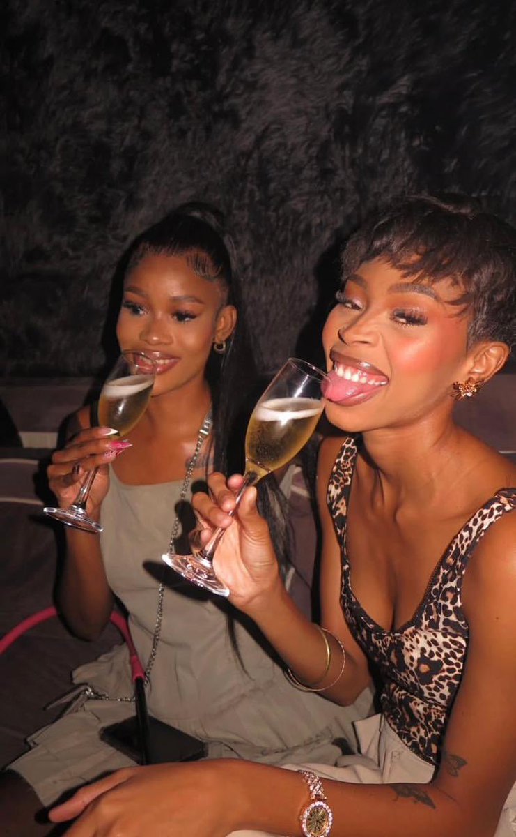 yandazondo's tweet image. Happy Birthday to my gorgeous gorgeous bestfriend, you radiate so much light &amp;amp; kindness. I love always @_simphiweee ❤️🔐