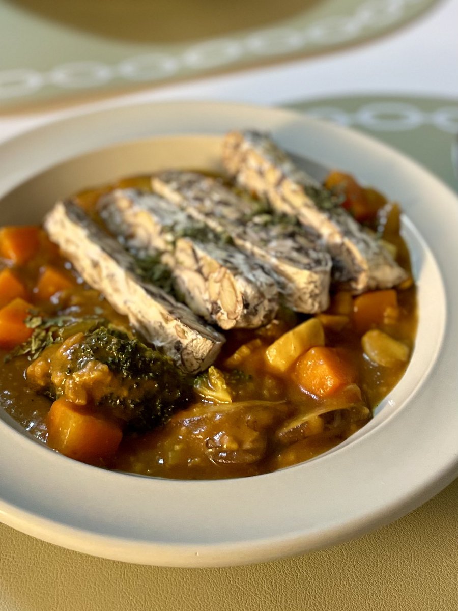 한살림 카레 가루+토마토 페이스트
그리고 템페 구이

파아프 검은콩 템페 넘 맛있어,,,, 쿰쿰한 맛 덜나고 쫀쫀해

원재료가 국산 검은콩 99.5%+종균 0.5% 너무나 믿음직스러움 한 덩이에 단백질 19.4g라 넘넘넘넘 좋다