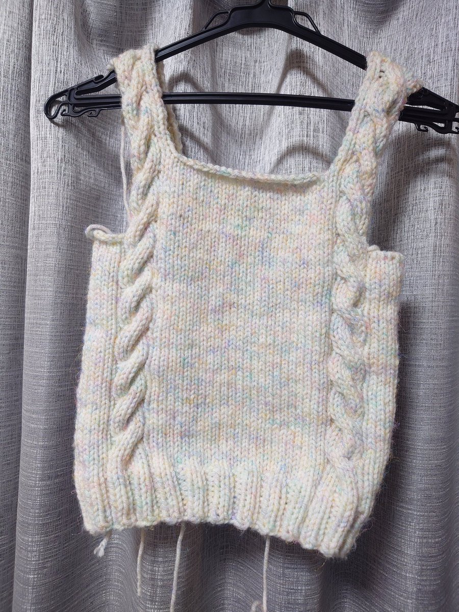 やっとここまで。
糸始末苦手で、なかなか進まない(笑)
止めるときにゴム編みにすればよかったー。
ここから、かぎ編みでフリルつけて、余力があったらお花モチーフ編んでつけたら可愛いかなーとか。
でも、早く編んでしまわないと、娘っちが着られなくなっちゃう！