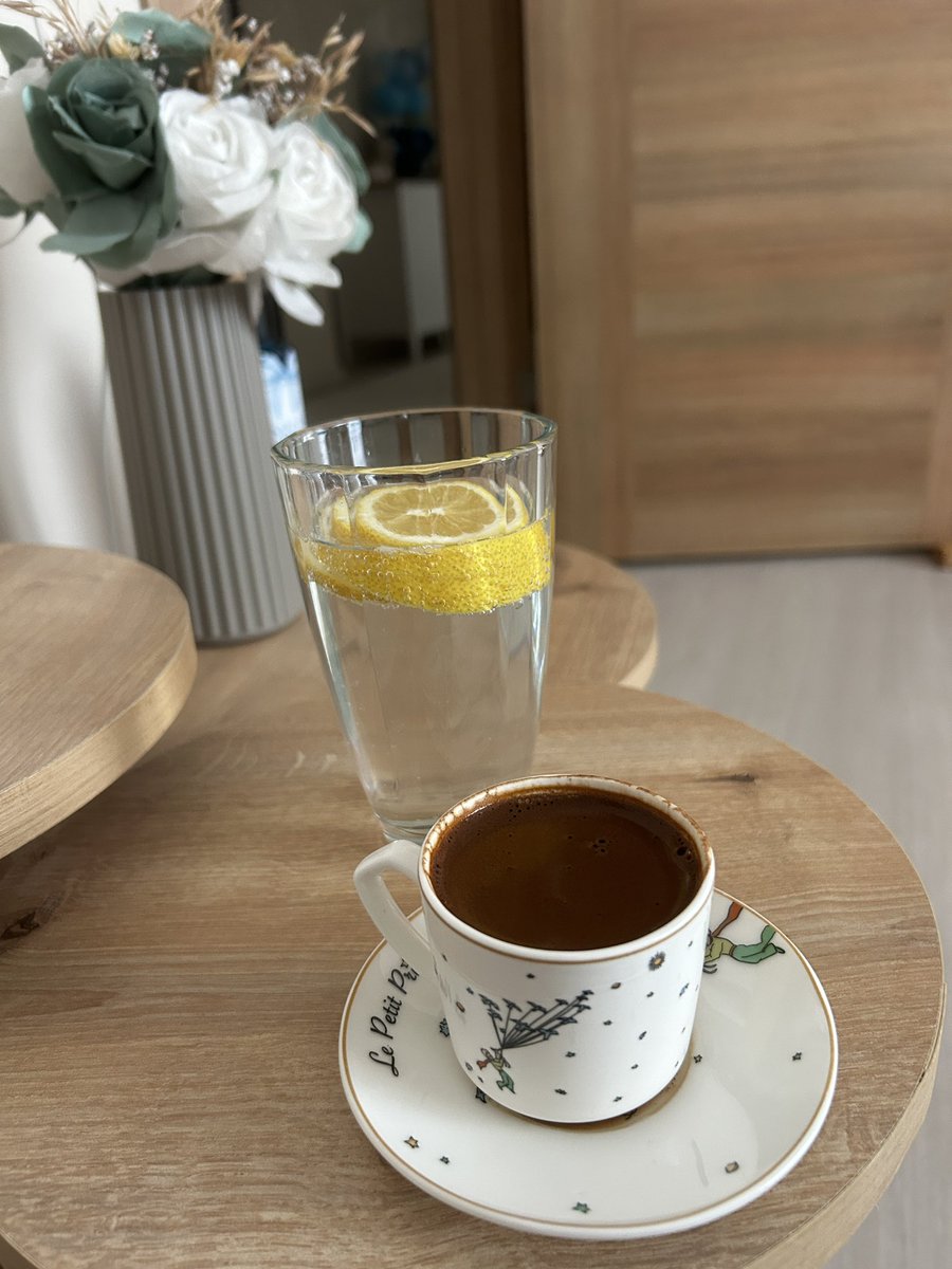 Hyalims's tweet image. Anane saati :) 

Bi mola canıms ☕️🩵

(Kahvemde buz buz 😅)