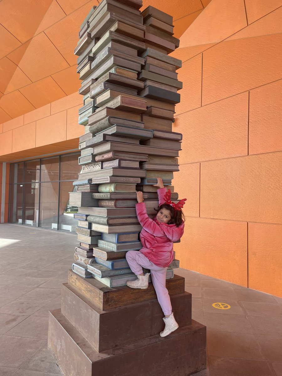 Okumayı, yazmayı, ilim yolunda yürümeyi ve üretmeyi hep çok sevdim. Bugün büyük bir aidiyet ve heyecanla, İstanbul Medeniyet Üniversitesi Hukuk Fakültesi İnsan Hakları Anabilim Dalı’nda Doktor Öğretim Üyesi olarak görevime başladım.
Allah utandırmasın.