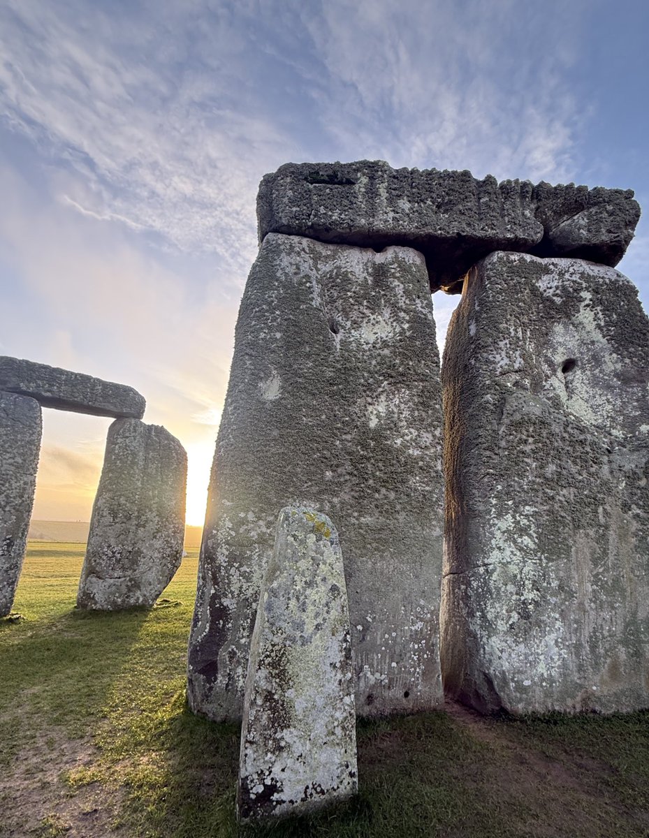 Sunrise at Stonehenge today (28th January) was at 7.50am, sunset is at 4.50pm 🌤️