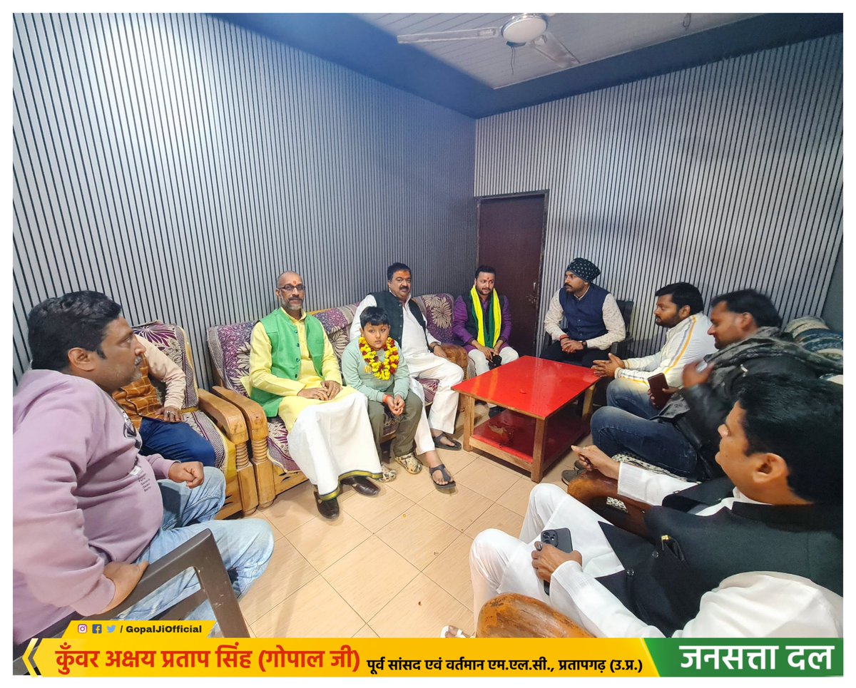 अंबिकापुर (छत्तीसगढ़) के दो दिवसीय दौरे से लौटते समय मिर्जापुर में आदिशक्ति जगतजननी मां विन्ध्यवासिनी का दर्शन पूजन करते हुए मा• श्री कुंवर अक्षय प्रताप सिंह "गोपाल भइया" जी
(नेता जनसत्ता दल विधान परिषद एवं पूर्व सांसद प्रतापगढ़)
इस मौके पर श्री गोपाल भइया जी के पुत्र कुंवर