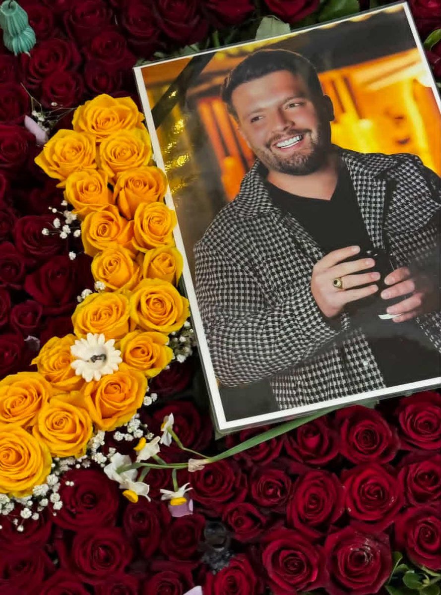 من واقعا فالوور بالایی ندارم.
اما به یه دوست قول دادم که نذارم خون این بچه پایمال بشه😭
روز جمعه ۱۹ دی ماه شیراز جلو داداشش تیر خورده
توی شهرک گلستان شیراز گل فروشی داشت😓کمک کنین اسم و عکسش پخش شه
#رضا_حبیبی
۲۹ ساله