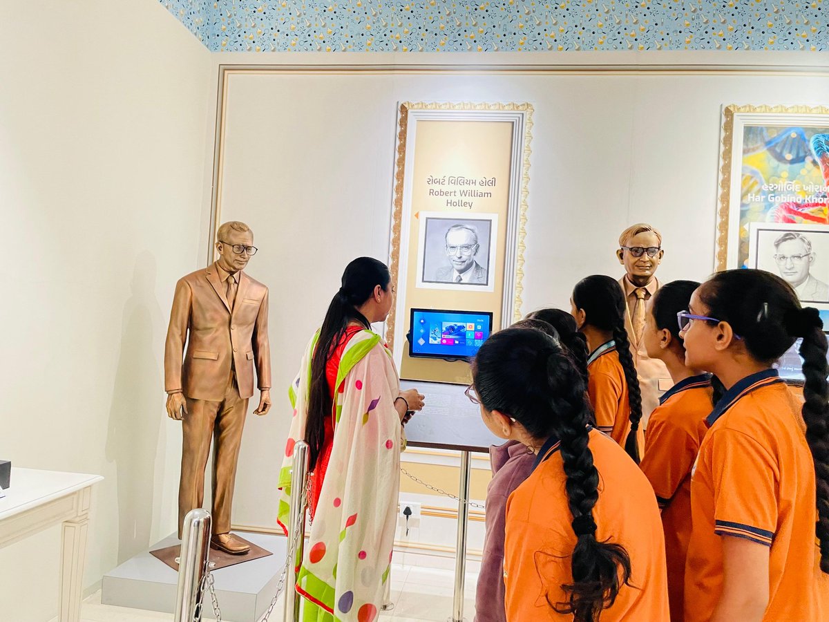 krupaba_pa67368's tweet photo. Celebrated the #birthanniversary of Nobel Laureate #RobertWilliamHolley at #NobelPrizeGallery He was the first to sequence #tRNA, bridging the gap between DNA and life itself. students are honoring his legacy @RSCBhavnagar by building their own #DNAmodels and cracking the code! https://t.co/I0bHKAudP0