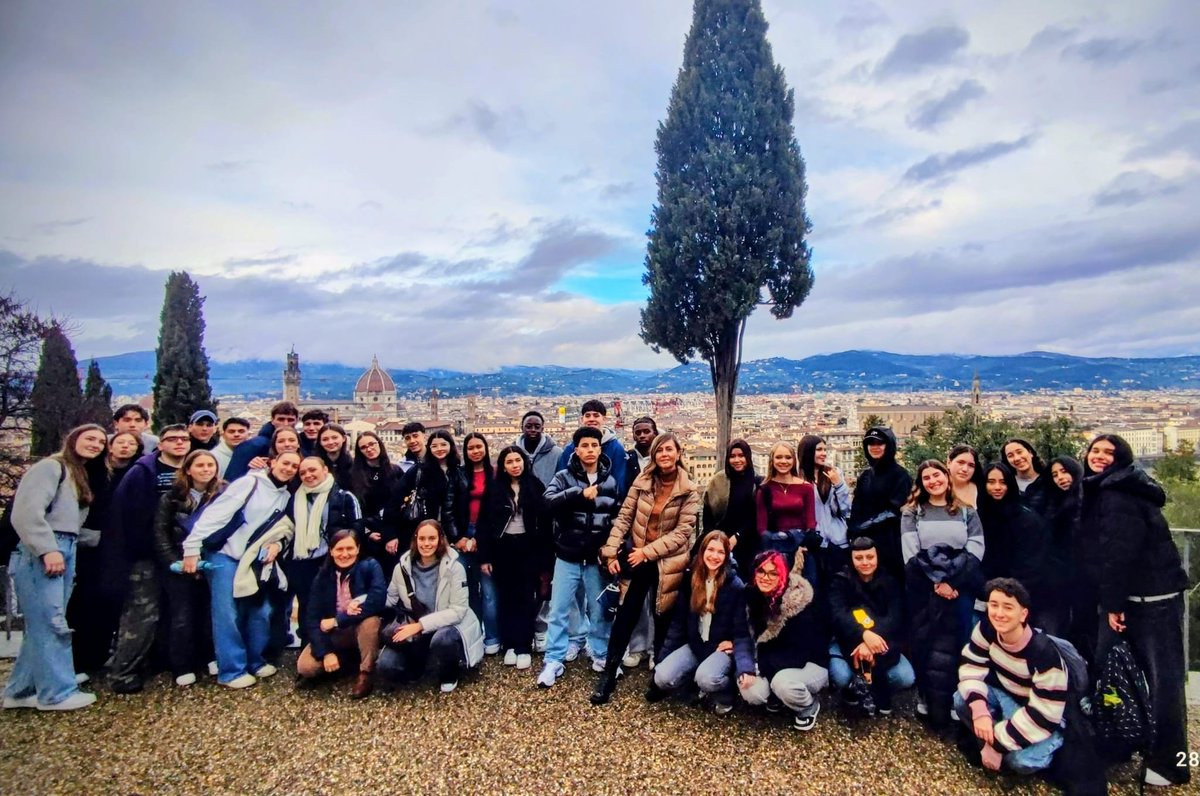Desde Florencia, con sus receptores italianos del ITC Giuseppe Peano, disfrutan de las vistas sobre la ciudad desde Villa Bardini, donde han visitado una exposición fotográfica sobre los océanos #EPAS #EscuelasEmbajadoras #erasmusplus #iesquevedo #educacionpublica 🇪🇺🇮🇹🇪🇺