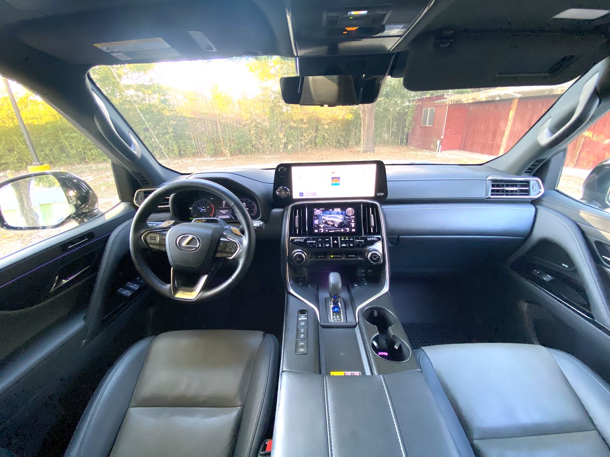 ltrafficreport's tweet photo. Six-figure vehicles don't land at my casa often so when the 2025  Lexus LX 700h did, I prepared for a treat &amp; got one! For 2025, the premium SUV now offers a hybrid model, 20 mpg  average, and an Overtrail trim for off-road fans. Test model, MSRP $118,510, had both. #LTR #Lexus https://t.co/aWA3J094Ms