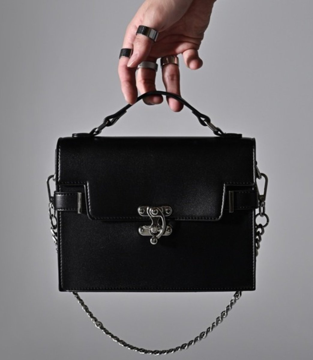 いまさらな誕プレで妹にCLELのダウンと会社の人からADRERのバッグかってもらた！！
ダウン買うの今さらやけどなかキャミ1枚でもくっそ暖かかったしバッグは今日届いたけどばりかわいかった❤ちっさいけどw
最近はサブカルよりメンズぽいコーデがすき