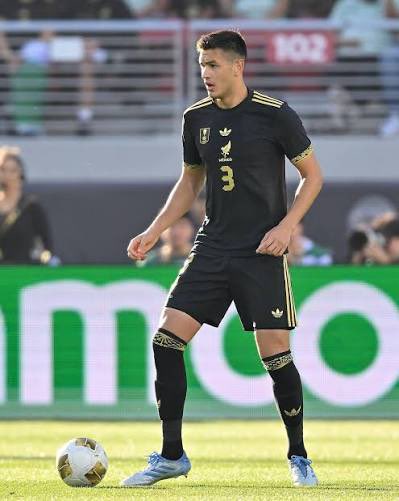 90PlusGoal's tweet image. 📍 Beşiktaş, Lokomotiv Moskova'da forma giyen 29 yaşındaki Meksikalı stoper Cesar Montes'i kadrosuna katmak için Rus kulübüyle temasa geçti.

▫️Bu transfer, Montes takımının savunmadaki temel taşlarından biri olduğu için zor görünüyor. (Kery Ruiz)