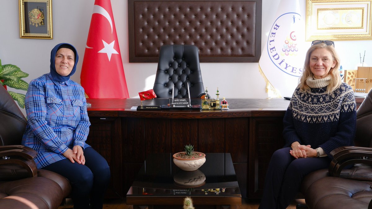 Sanat terapisti, eğitimci ve gerontoloji gönüllüsü, İbradılı hemşerimiz Gülsima Baykal belediyemizi ziyaret etti. Nazik ziyaretleri için kendilerine teşekkür ederiz.
#herseyibradımıziçin
<a href="/Hatice_Sekmen07/">Hatice Sekmen</a>