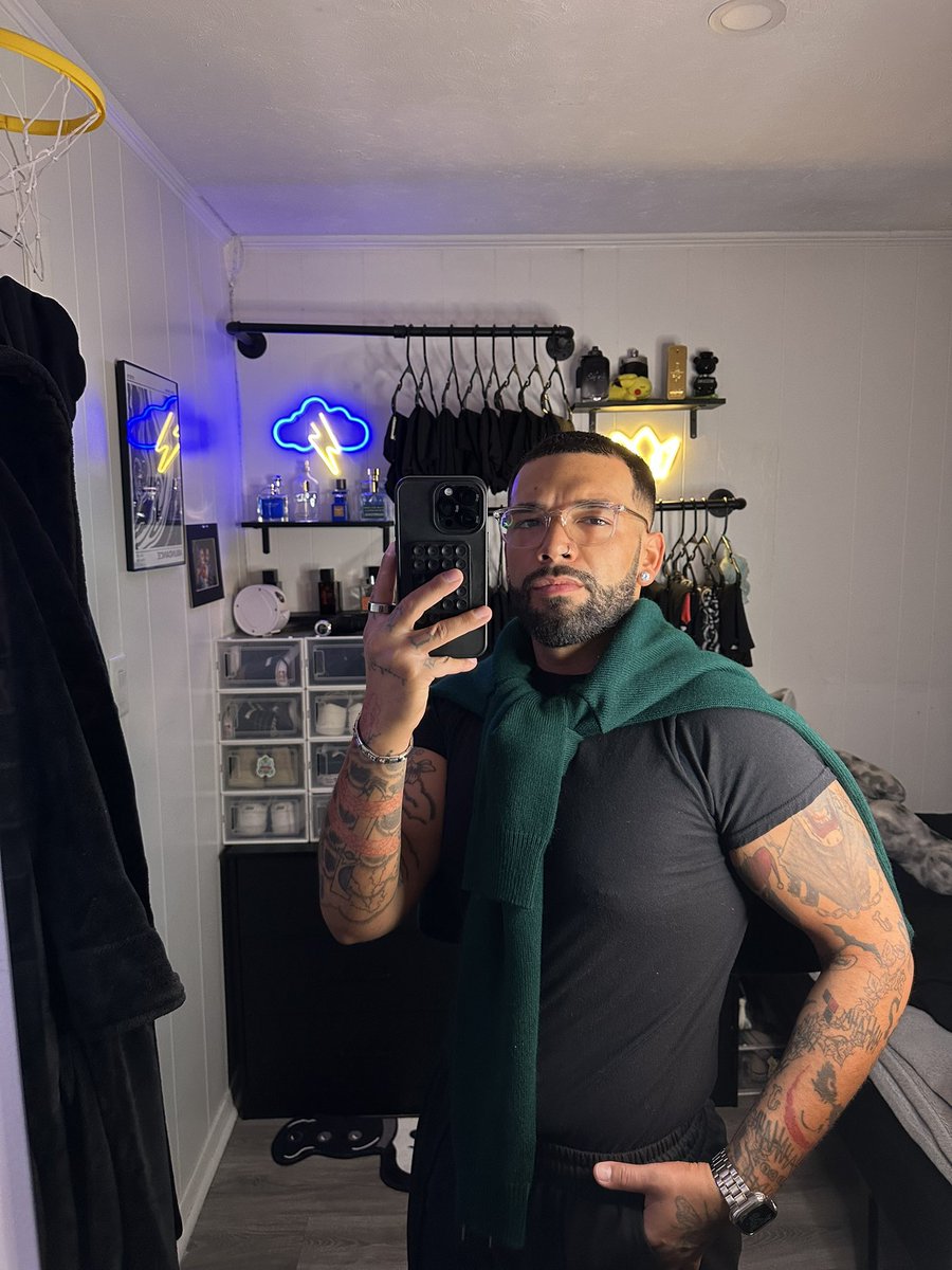 What kind of genre are guys like this? Professor? #daddy #professor #latinopapi #yaboidezz