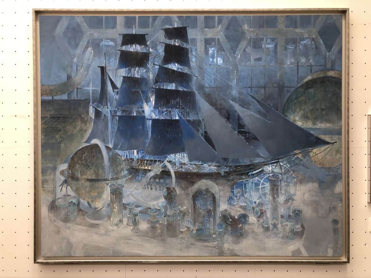 阿部れいなさん。光の表現が巧みだからこそ、帆船の青が美しい✨横帆と縦帆の色の対比も良いですね。操作ロープは絵画のアクセントにもなります。長い旅を終えて船が港に帰還したように感じました。手前のモチーフは旅で使用した器具や収集した動植物と想像するのも楽しいです。藝大卒展