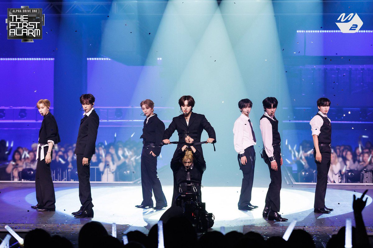 Wrapped in black and white, temptation sharpened to its edge. Every move pulls tighter, every glance dares you closer. 𝐂𝐇𝐀𝐈𝐍𝐒 don’t just bind, let the rhythm take control, let the tension rise, and drown willingly in a sound you can’t escape. ⛓️🖤