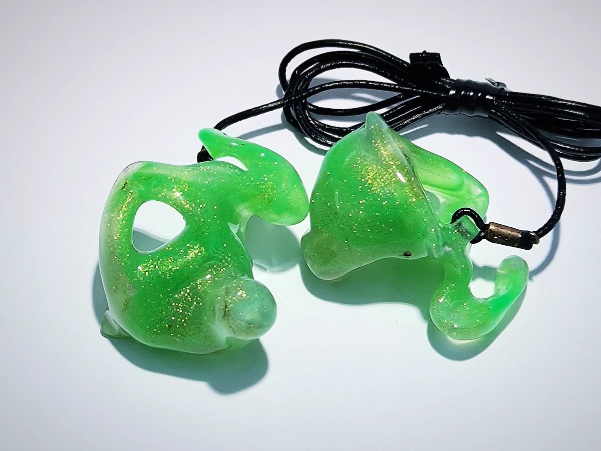 e_earphone_LAB's tweet image. ＼＼オーダーメイド耳栓／／

ラボではオーダーメイドの耳栓を2種類製造しております👨🏻‍🏭

こちらは主に周りの音を『抑制』させるモデルのシリコン素材のSilicium(シリシウム)💡

耳型のキャストへのシリコン注入からコーティング、パーツ付けと全て手作業で一つ一つ製造さしております✨