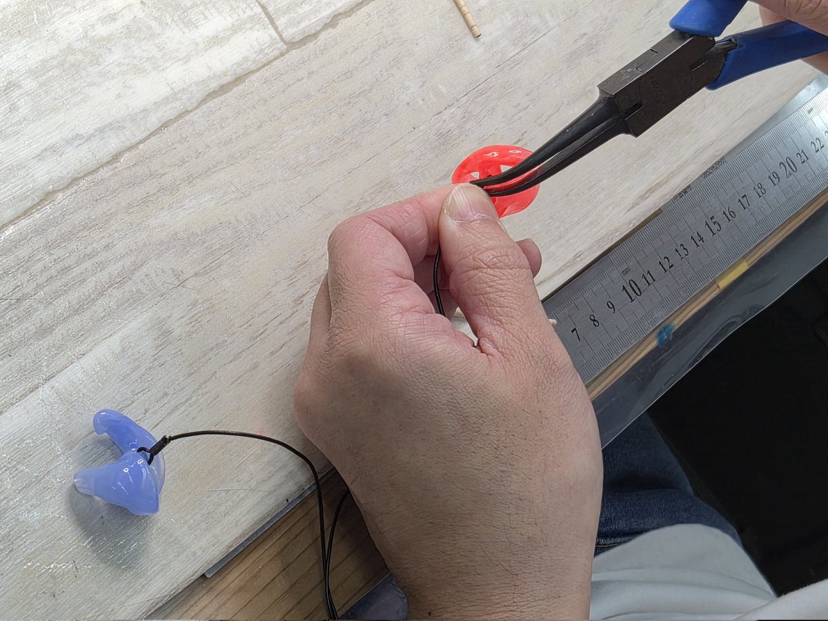 e_earphone_LAB's tweet image. ＼＼オーダーメイド耳栓／／

ラボではオーダーメイドの耳栓を2種類製造しております👨🏻‍🏭

こちらは主に周りの音を『抑制』させるモデルのシリコン素材のSilicium(シリシウム)💡

耳型のキャストへのシリコン注入からコーティング、パーツ付けと全て手作業で一つ一つ製造さしております✨