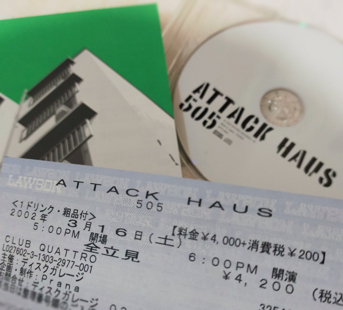 HIROE_CASCADER's tweet photo. 昨夜のま組プレミア配信では、ATTACK HAUS「505」の話題が出たので写真を見返しています🌟
「505」を手にした記念に自室で撮った24年前の私🤭(懐かしい!)
ベリーロール会報 vol.33に「505」の曲解説が載っているので久々に読みました✨✨
#ま組プレミア配信
#MASASHI_CASCADE https://t.co/FOy6A0eMkD