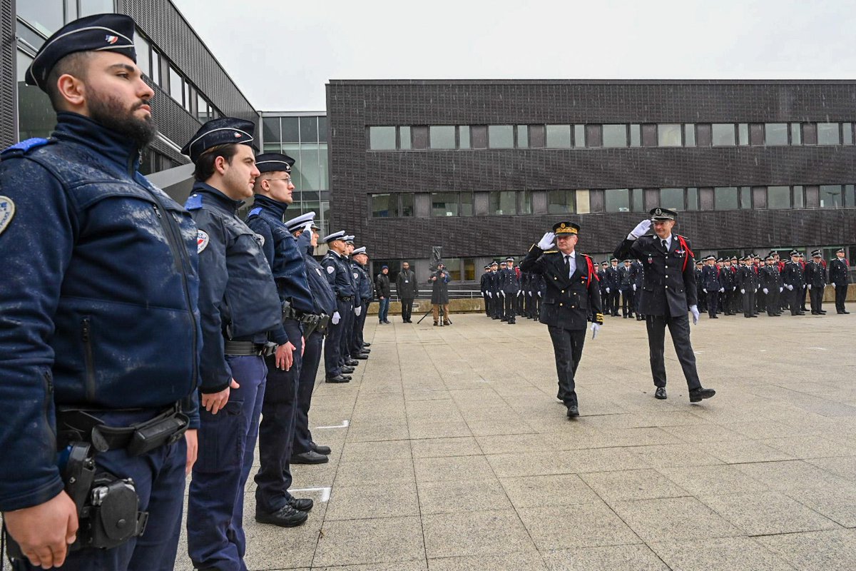 #Cérémonie | Hier, j'ai installé M. Bernard Bobrowska en tant que nouveau directeur territorial de la sécurité de proximité de Seine-Saint-Denis, accompagné de Julien Charles, <a href="/Prefet93/">Préfet de la Seine-Saint-Denis</a>.

Je lui renouvelle tous mes vœux de succès dans ses nouvelles fonctions au sein de la