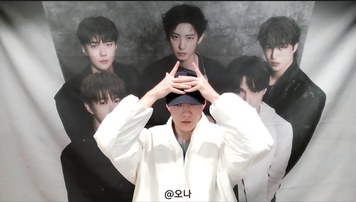 op congratulated sehun on exo’s 1st place win during their video call today, and he clapped and even did the 'crown' choreo! ㅠㅠ