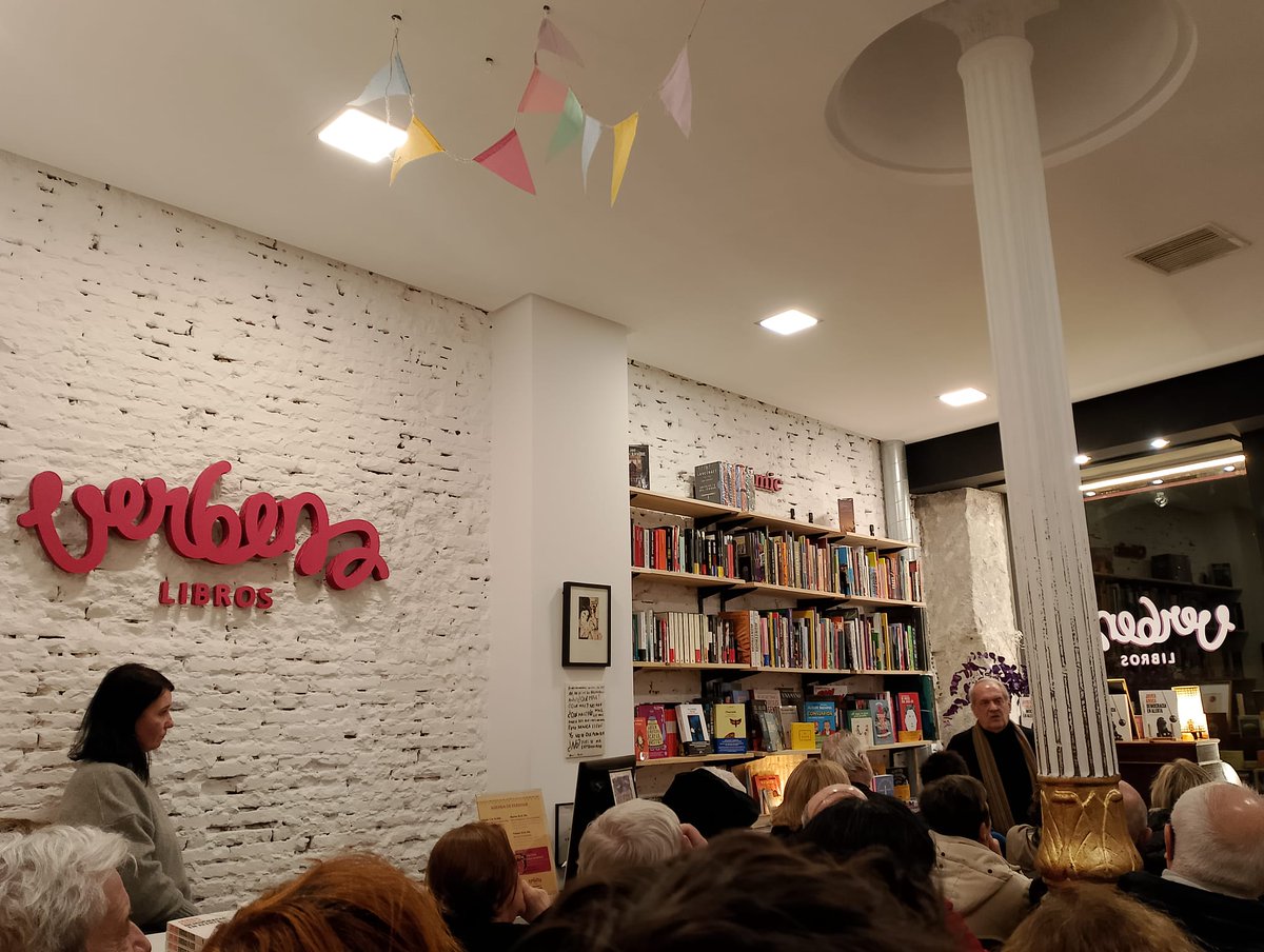 JavierArocaA's tweet photo. Ayer pasamos un buen rato hablando de libros en #VerbenaLibros, en Madrid, #lalatina, una librería de barrio con la gente del barrio. Gracias a tod@s mis vecin@s  latin@s. También se hace camino leyendo y compartiendo la palabra. https://t.co/GpLUTa4jjM