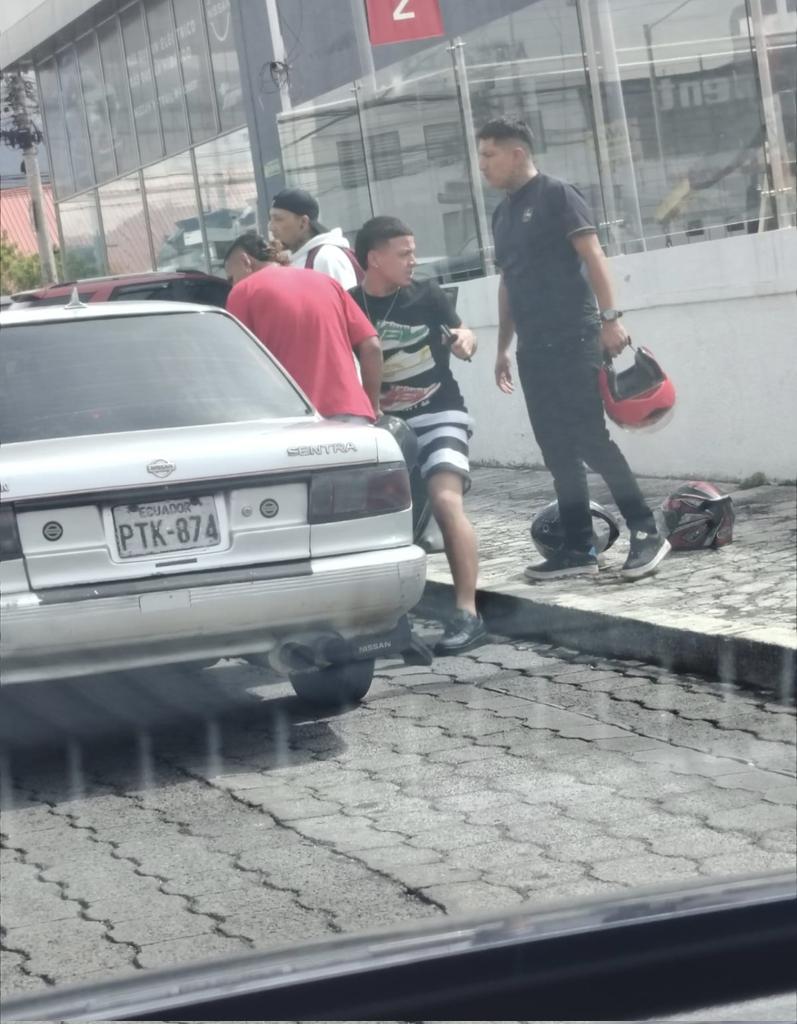 .<a href="/jcarreraandrade/">Jonnathan Carrera</a> intento de #SECUESTRO en los CHILLOS, hoy 10.15am- esquina de la #Nissan delante de mi hijo. 2 motos llevándose al del carro gris, limpiavidrios impidieron. Estamos indefensos #ECUADOR #INSEGURIDAD #RT