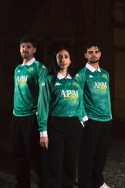 KappaFrance's tweet photo. Quand l’histoire éclaire le présent ✨
À Metz, l’APM Metz dévoile un maillot inspiré par la cathédrale, dans une ambiance nocturne.
Fort, identitaire, intemporel.

A retrouver sur https://t.co/rXIEMJ4FjJ dès le 9 février

#Lasurfacedecreation @intersport_fr #apmmetz https://t.co/tPEXrkmDX2