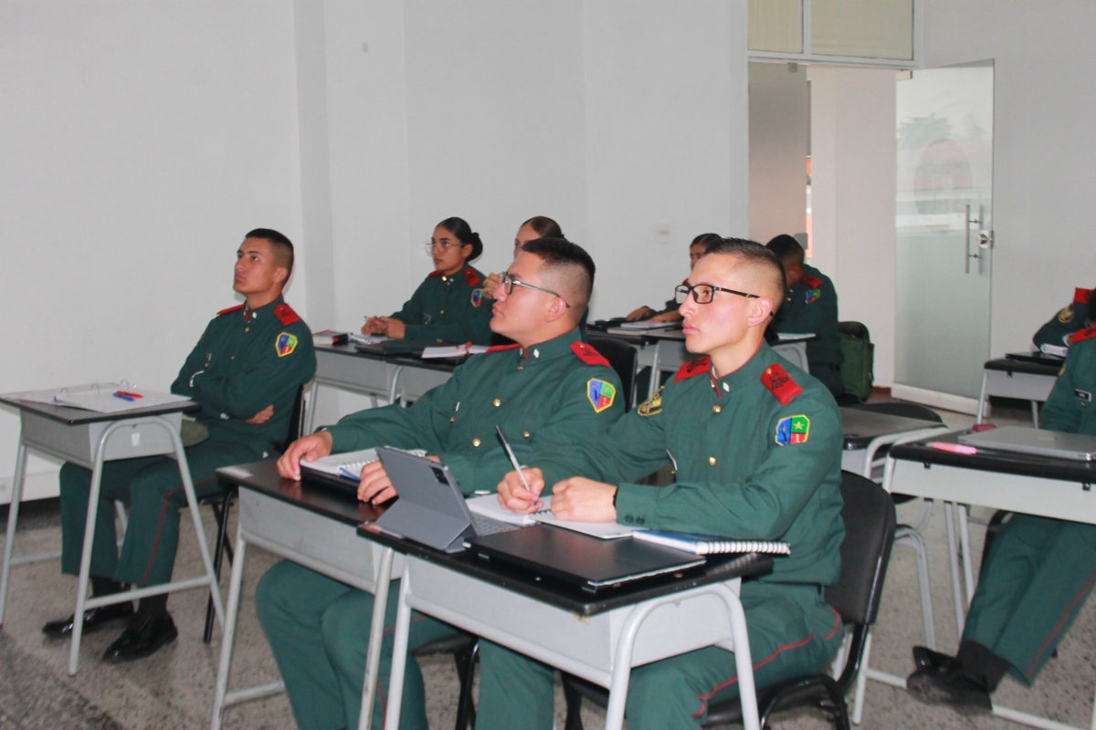 ESMIC_EJC's tweet photo. #WlDato|| Las clases de la Facultad de Derecho combinan teoría y práctica, promoviendo el análisis crítico, el debate jurídico y la formación ética. Un espacio donde se construyen conocimientos para afrontar los desafíos del ejercicio profesional.

#EducaciónMilitar https://t.co/xk5XhafehE