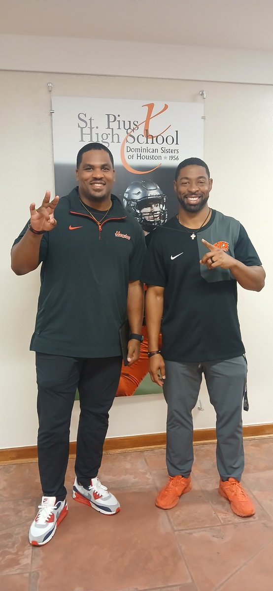 sstephens21's tweet photo. Thank you @CoachRoss___ from @UHCougarFB
for stopping by to #RECRUITPANTHERS
@SPXPanthers #GoCoogs
#BeChristLike ๐๐พ #ATTACKtheDAY ๐ฆ #HandleAdversity ๐ช๐ฟ#SWAG ๐ธ https://t.co/6dua0cFZQM