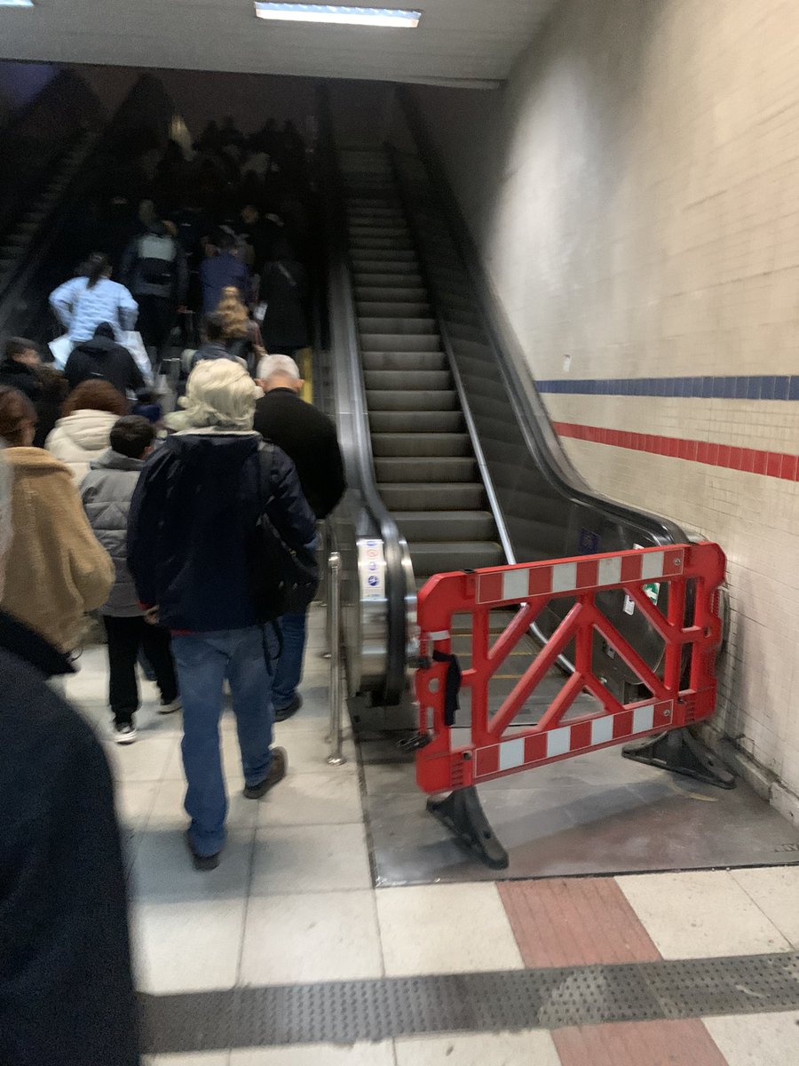 Günlerce şu yürüyen merdiveni yaptırmaktan sizi alıkoyan ne var gerçekten merak konusu? <a href="/izmirmetro/">İzmir Metro</a> <a href="/izmirbld/">İzmir Büyükşehir Belediyesi</a> <a href="/izmirhim/">İzmir HİM</a>