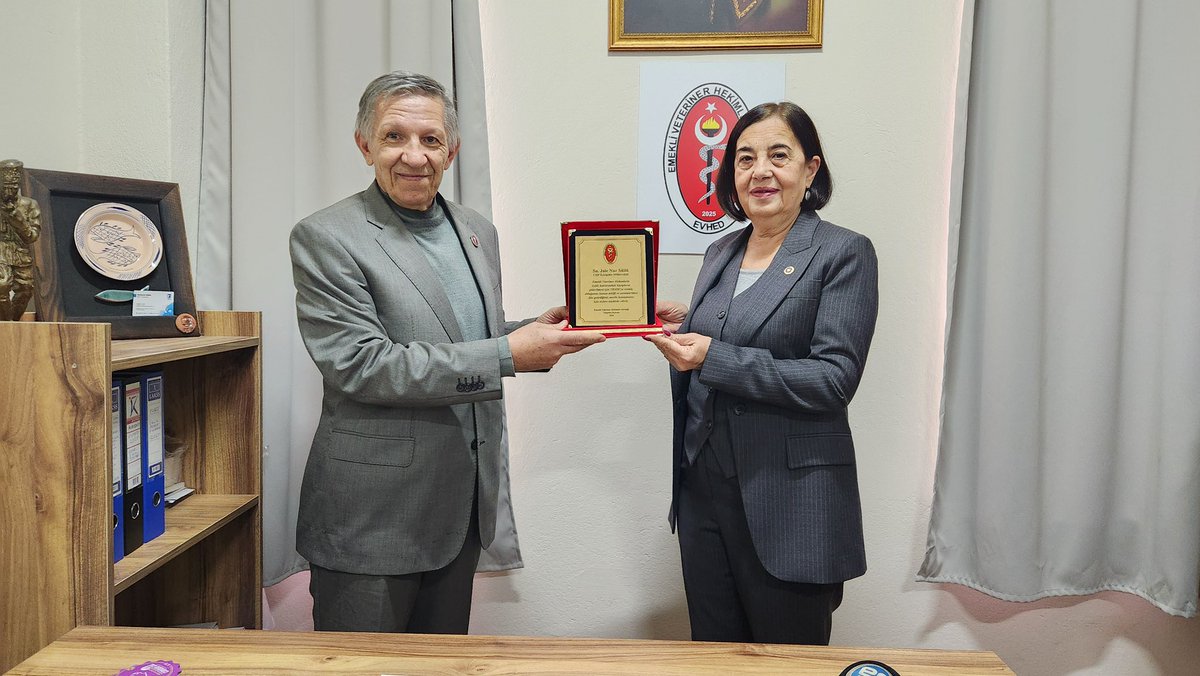 jalenursullu's tweet photo. Emekli Veteriner Hekimleri Derneği tarafından şahsıma takdim edilen plaketi almaktan onur duydum. 

Emekli veteriner hekimler ile görevdeki veteriner hekimlerin özlük ve emeklilik haklarındaki kayıpların giderilmesine yönelik kanun teklifimi geçtiğimiz hafta TBMM Genel Kurulu gündemine taşımıştım. 

AKP ve MHP oylarıyla reddedilmiş olsa da, yıllardır biriken sorunları Meclis çatısı altında dile getirmek ve çözüm iradesini kanun teklifiyle ortaya koymak  tarihi bir sorumluluktur.

Bu sürecin ardından, Emekli Veteriner Hekimler Derneği (EHVED) Başkanı Sayın Uğur Görür ve Yönetim Kurulu tarafından tarafıma takdim edilen plaket; şahsıma değil, veteriner hekimlerin emeğine, meslek onuruna ve haklı mücadelesine verilmiştir.

Halk ve canlı sağlığının, gıda güvenliğinin  güvencesi olan veteriner hekimlerin mücadelelerinde  yanlarında ve hakları teslim edilene kadar Meclis’te sesleri olmaya devam edeceğiz.

#VeterinerHekimler #EmekliVeterinerler