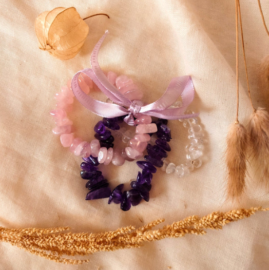 InsightStones's tweet photo. Bergkristal, Rozenkwarts en Amethist vormen samen de zogenaamde gouden driehoek. Deze edelstenen samen zorgen voor harmonie. Super fijn dus om deze armbanden tezamen te dragen. https://t.co/T96CI9z5wr #rozenkwarts #bergkristal #amethist #armband #insightstones https://t.co/S6VCNFIe3R