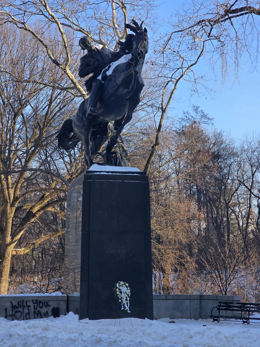 Ocurriendo ahora:
Compatriotas de nuestra misión diplomática en New York #USA rinden tributo a #JoséMartí #Cuba #CDRCuba #MartíVive